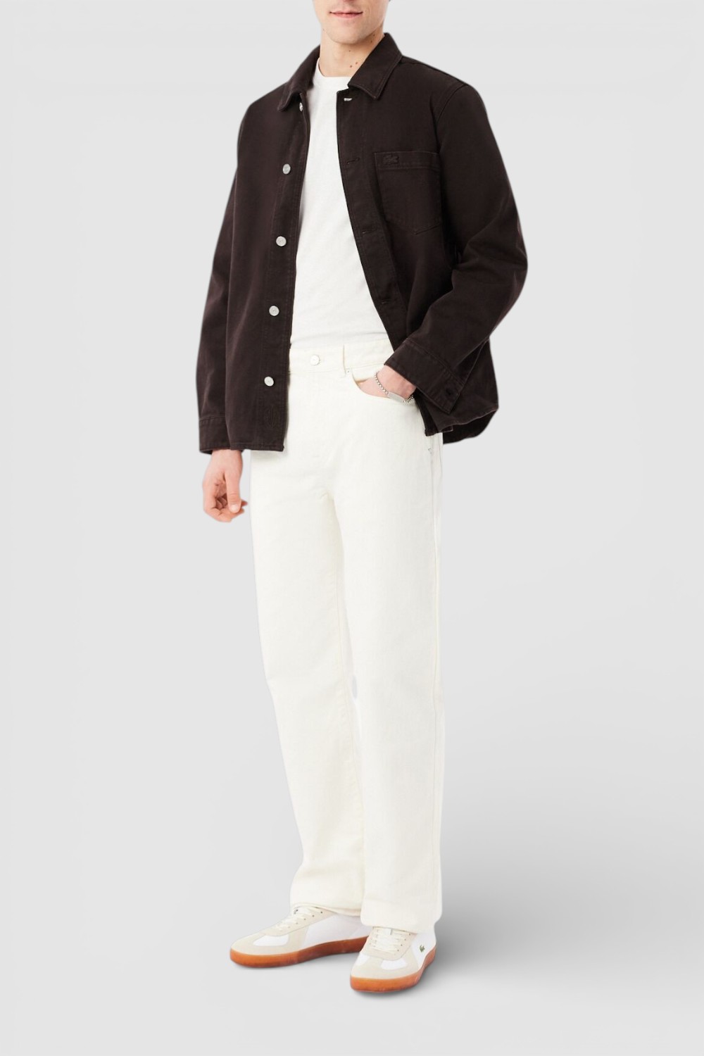 תמונת כל הלוק של חולצת טי